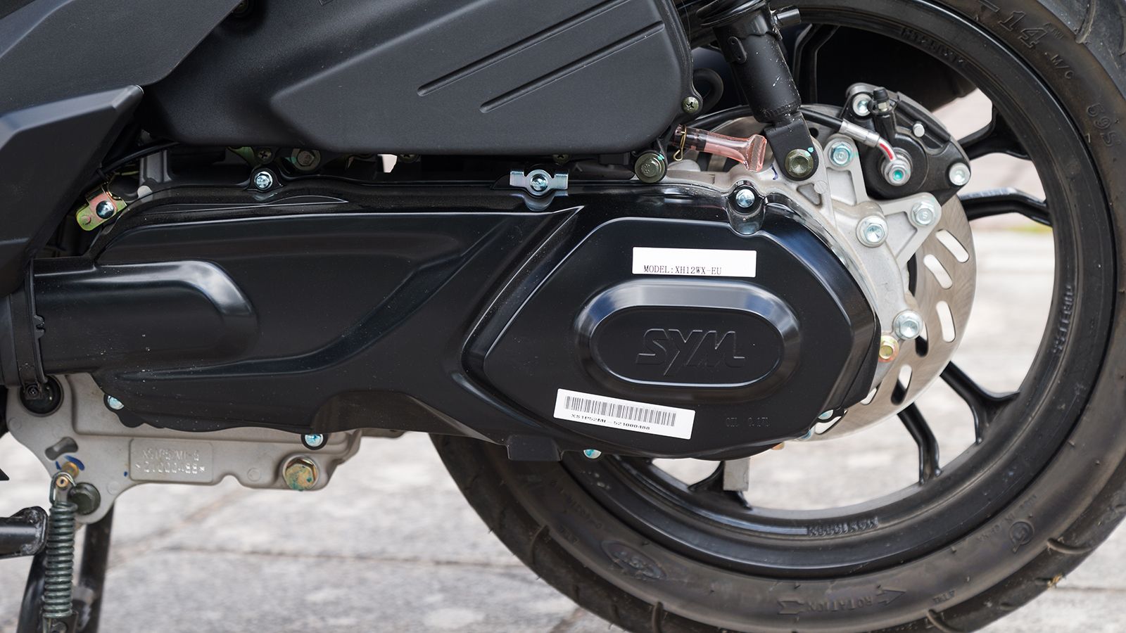 Το SYM Jet X 125 ABS/TCS κινείται από έναν τετραβάλβιδο, υγρόψυκτο κινητήρα 125 cc, που αποδίδει 13 ίππους στις 8.000 σ.α.λ. και ροπή 11,5 Nm στις 6.500 σ.α.λ. Η τροφοδοσία γίνεται μέσω ηλεκτρονικού ψεκασμού EFI της Continental, εξασφαλίζοντας ομαλή λειτουργία και άμεση απόκριση στο άνοιγμα του γκαζιού.

